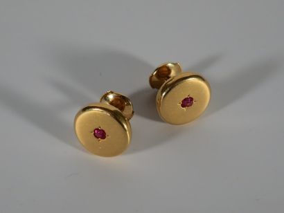 null PAIRE DE BOUCLES D'OREILLES rondes en or jaune 18k (750 millièmes) serties d'un...