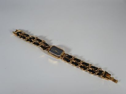 CHANEL MONTRE DE DAME en plaqué or, bracelet en cuir et métal.
Signée et numérot...