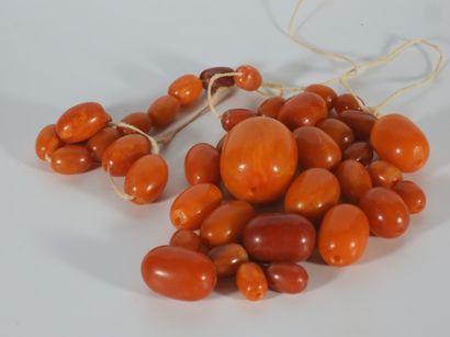 null COLLIER de perles d'ambre ovoïdes.
Poids: 43,5 g - Longueur de la perle la plus...