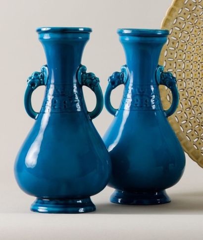 Ch. FICQUENET - Sèvres 
Vase en céramique à couverte bleue dans le goût chinois....