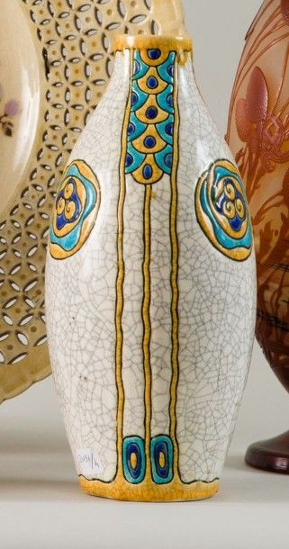 Charles CATTEAU (1880-1966) 
La Louvière
Vase oblong en céramique craquelée à décor...