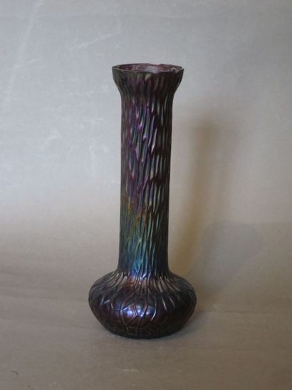 Attribué à LOETZ 
Petit vase en verre moulé à décor de résilles irisées (égrenures...