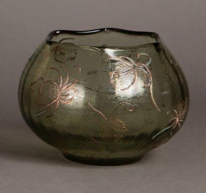 Émile GALLÉ (1846-1904) 
Vase sphérique sur talon col hexagonale en verre anisé à...