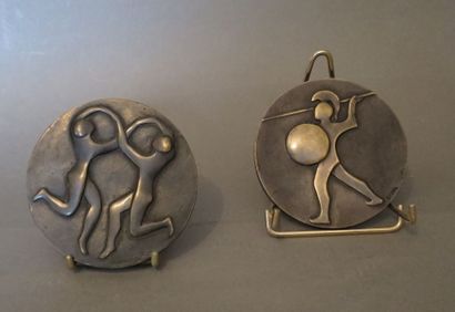 Carlo Scarpa (1906-1978) 
Deux médailles en bronze à patine brune représentant un...
