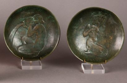 Carlo Scarpa (1906-1978) 
Deux coupelles en bronze patiné vert représentant des femmes...