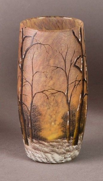 DAUM à Nancy 
Vase cylindrique bombé en verre marmoréen à décor dégagé à l'acide...