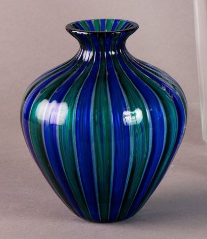 null 
Petit vase en verre soufflé à décor de bandes alternées bleues et vertes.
Murano,...