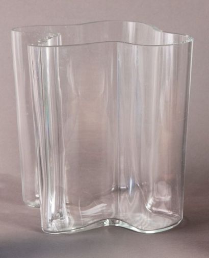 Alvar ALTO 
Vase «Méduse» en verre transparent signé en toute lettres.
Hauteur: 20...