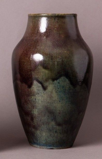 AUGUSTE DELAHERCHE (1857-1940) 
Vase ovoïde à col serré et ourlé en grès émaillé...