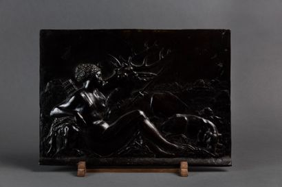 null Plaque de bronze en bas-relief à patine brune représentant Diane chasseresse...