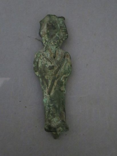 null Petite sculpture en bronze à patine verte représentant le dieu Osiris momiforme...