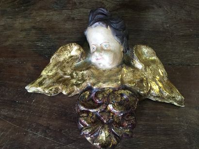 null Sculpture d'applique en bois sculpté doré et laqué représentant un ange