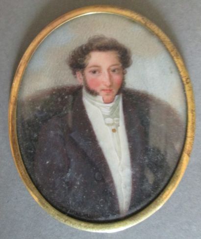 École FRANÇAISE du début du XIXe siècle 
Portrait de jeune homme en redingote
Miniature.
Hauteur:...