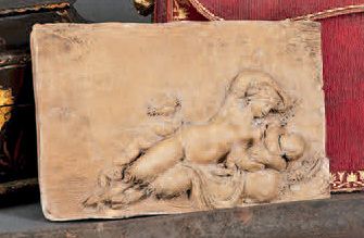 null Plaquette en terre cuite représentant en bas-relief une femme allongée avec...