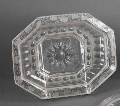 null Trois assiettes creuses en verre dont deux formant paire moulurées.
XVIIIe siècle.
Diamètres:...