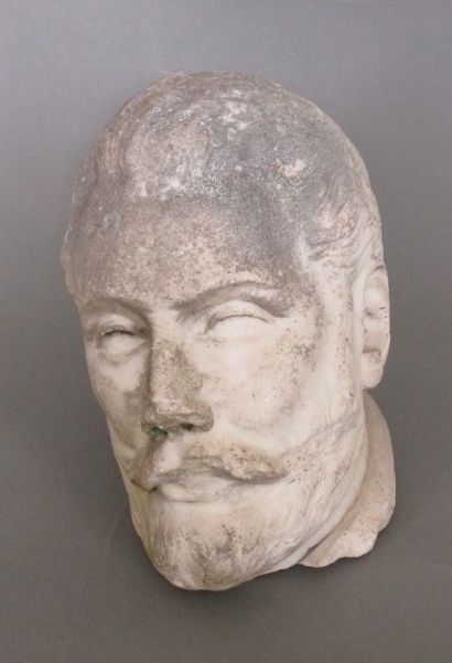 null Sculpture représentant une tête d'homme barbu en marbre (usures et manques).
Hauteur:...