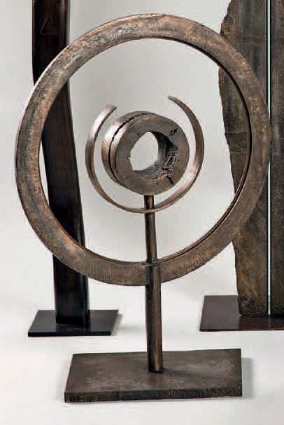 *Henri-François DUMONT (né en 1935) 
Cercles concentriques
Sculpture en bronze monogrammée...