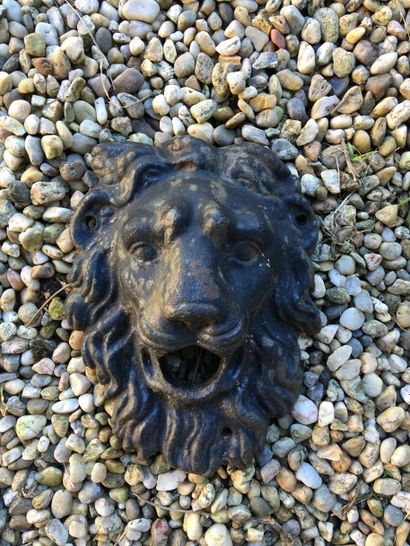 null Un mascaron en fonte représentant une tête de lion ( pour une fontaine) Hauteur...