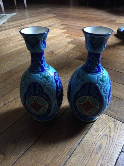 null LONGWY Paire de vases à décor émaillé stylisé dans le goût de l'Orient. Signés...