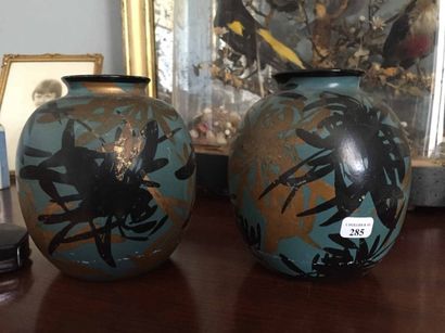 null VALLAURIS - Paire de petits pots à décor noir et or sur fond bleu Hauteur :...