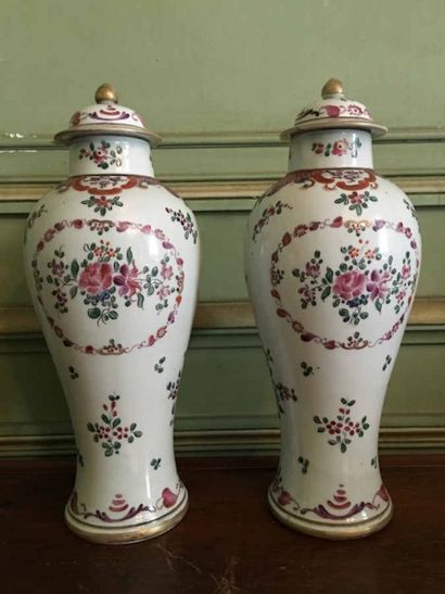 null Paire de vases couverts en porcelaine de Chine à décor polychrome de fleurs....