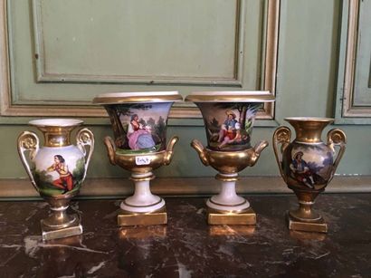 null 2 paires de vases en porcelaine à décor polychrome et doré de personnages. XIXe...