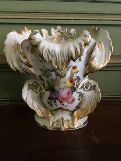 null Vase en porcelaine à décor polychrome et doré de fleurs. XIXe siècle. Hauteur...