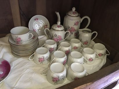 null Partie de service à thé et café en porcelaine à décor de roses comprenant tasses...