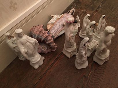 null Collection de neuf statuettes représentant la Sainte Vierge en porcelaine et...