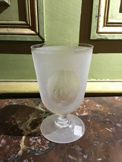 null Verre en cristal à pied, à décor dans un médaillon non opaque d'un chiffre E.M....