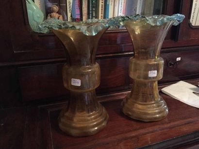 null Paire de vases en verre soufflé de couleur jaune et bleu à col ourlé. XIXe siècle....