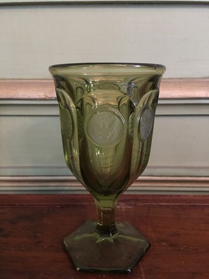 null Un verre à pied en verre moulé vert à décor estampé d'un aigle américain et...