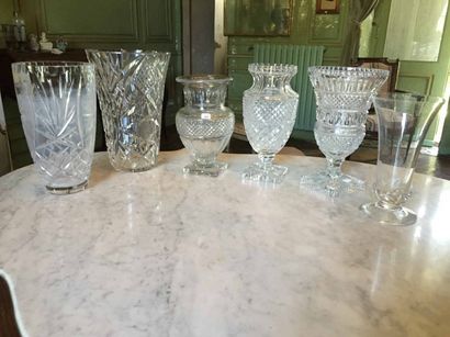 null Deux vases en cristal taillé, l'un signé BACCARAT (petit éclat). Hauteur : 23...