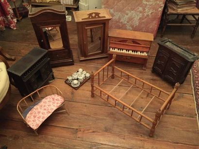 null Ensemble de meubles de poupées comprenant un piano, une armoire style Louis...