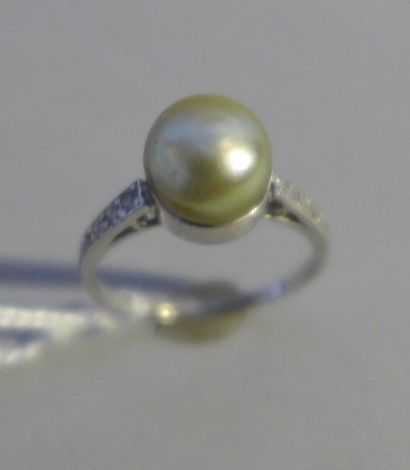 null Bague en or gris 18 k (750 millièmes) ornée d'une perle fine ou perle de culture...