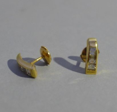 null Paire de boucles d'oreille en or jaune 18 k (750 millièmes) serties de diamants...