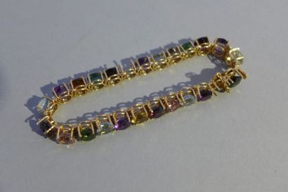 null Bracelet en or jaune 18 k (750 millièmes) serti d'une ligne de pierres fines...