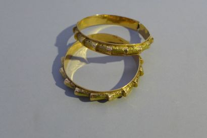 Deux bracelets rigides en or jaune 18 k (750...