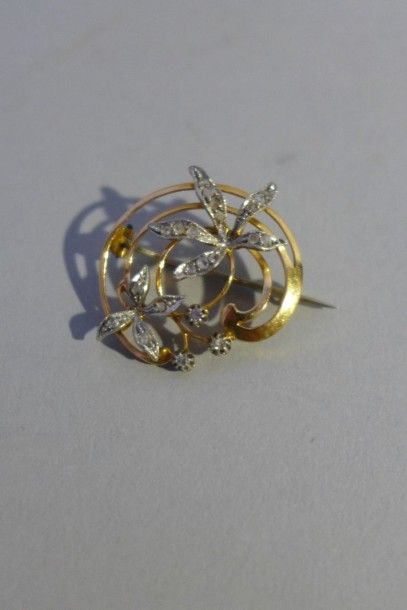 null Broche spirale à fleurs en or jaune 18 k (750 millièmes) et argent sertie de...