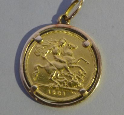 null Pendentif serti d'une pièce George V en or, 1931 .

Poids : 10.5 g