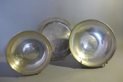 null Plat rond et deux compotiers en argent.

Diamètre : 21 - 25,5 et 28,5 cm

Poids...