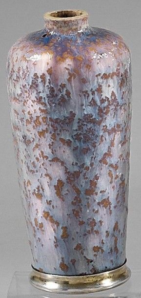 null Petit vase tubulaire en porcelaine à couverte bleu/mauve, la base à décor d'une...