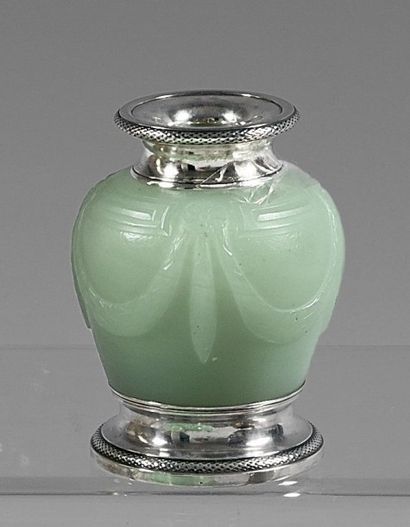 null RISLER

Petit vase en cristal moulé de couleur jade vert à décor gravé et taillé...