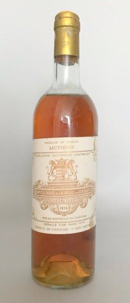 null 1 BOUTEILLES DU CHATEAU FILHOT 1976, Sauternes. Étiquettes tachées, niveaux...