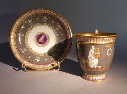 SÈVRES 
Tasse de forme jasmin et sa sous tasse à décor d'un Apollon debout étendant...