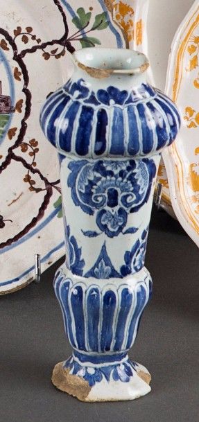 ROUEN 
Vase à double renement de forme aplatie à décor en camaïeu de bleu de godrons...