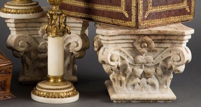 null PAIRE DE CHAPITEAUX en marbre blanc à décor sculpté d'enroulements et feuillages.
XIXe...