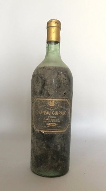 null MAGNUM DU CHATEAU GUIRAUD 1945, Sauternes. Étiquettes légèrement tachées, niveaux...