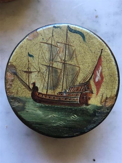 null BOÎTE RELIQUAIRE ronde à décor laqué d'un navire, contenant des reliques de...
