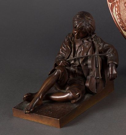 Léon THAREL (1858-1902) 
Bronze à patine brune représentant un enfant violoniste...